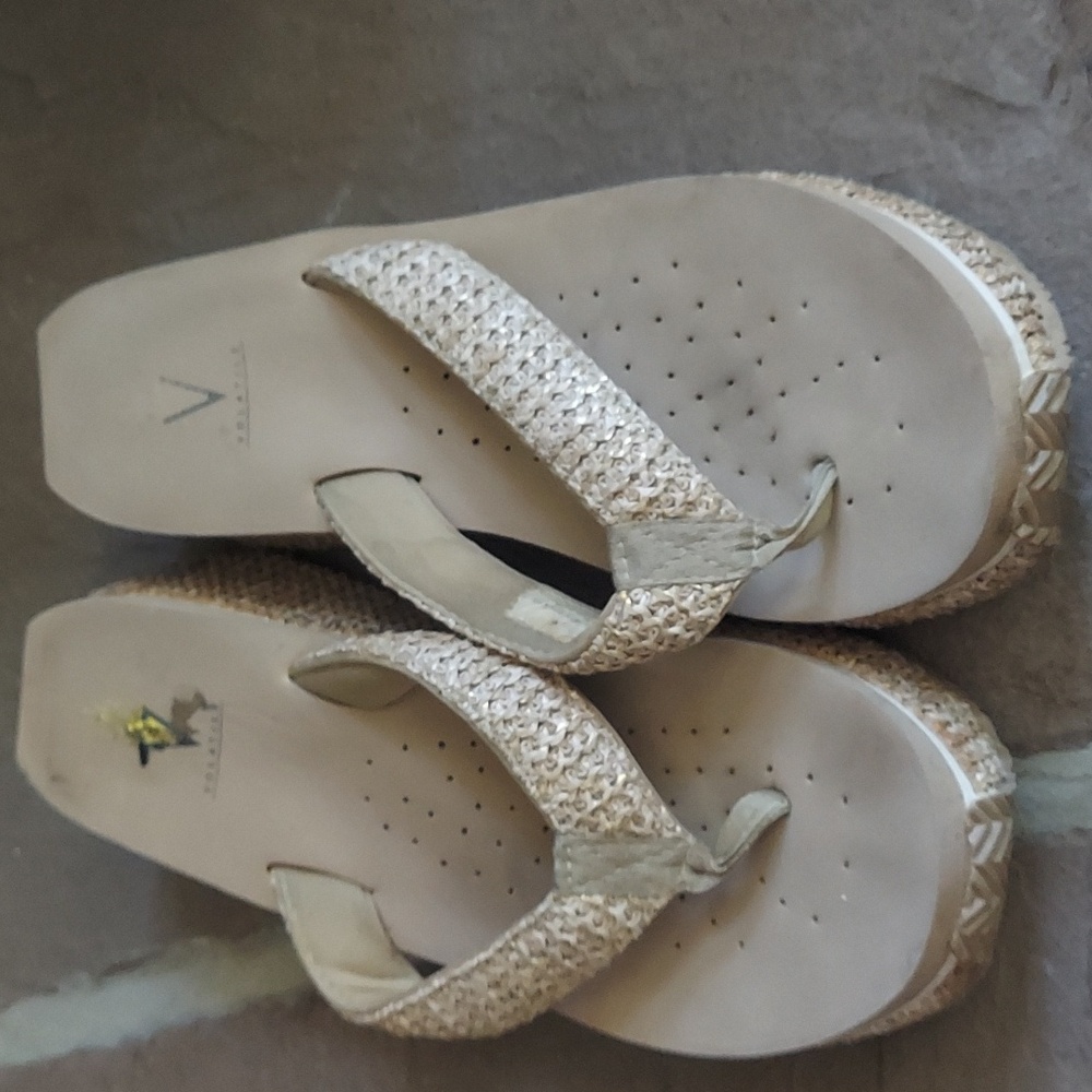 Tan and gold Y2K metallic Volatile platform flip flops size 11